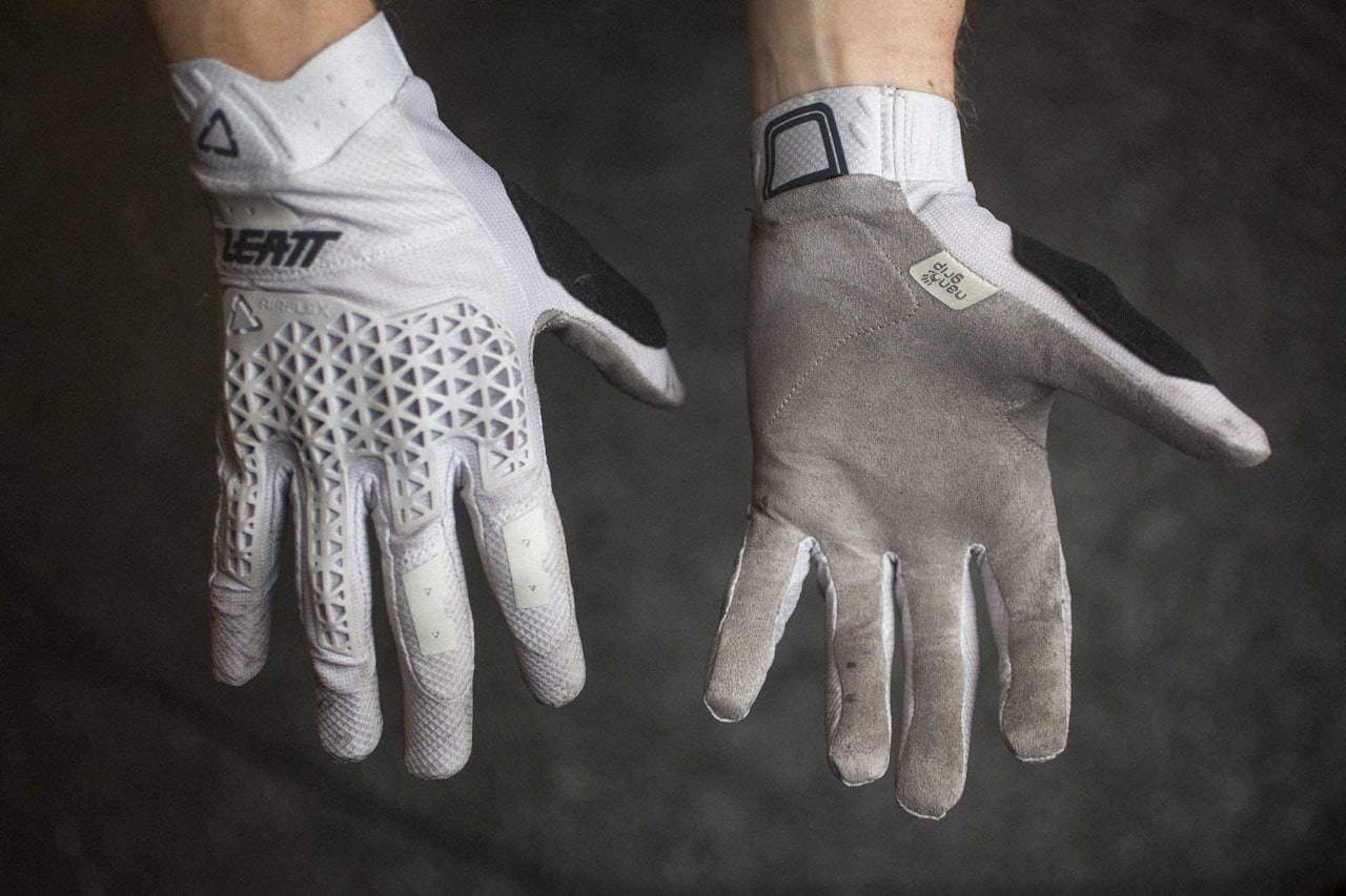 SUPERHANSKER: Leatt 4.0 Lite har kraftig knokebeskytter og supertynt stoff i håndflaten. Foto: Kristoffer H. Kippernes test av Leatt 4.0 Lite hansker