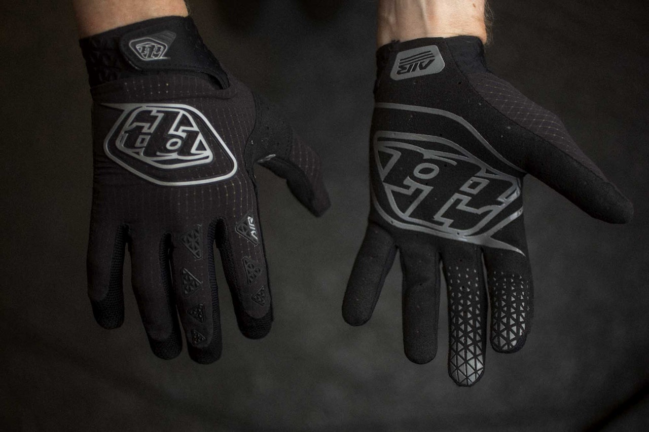 FØRSTEVALG: Til stisykling får du ikke bedre hansker enn Troy Lee Air. Foto: Kristoffer H. Kippernes Test av Troy Lee Air hansker