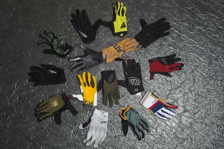 GODE HANSKER: Langfingrede hansker er et must i terrenget. Vi har testet de fleste av de beste. Foto: Kristoffer H. Kippernes De beste terrengsykkelhanskene.