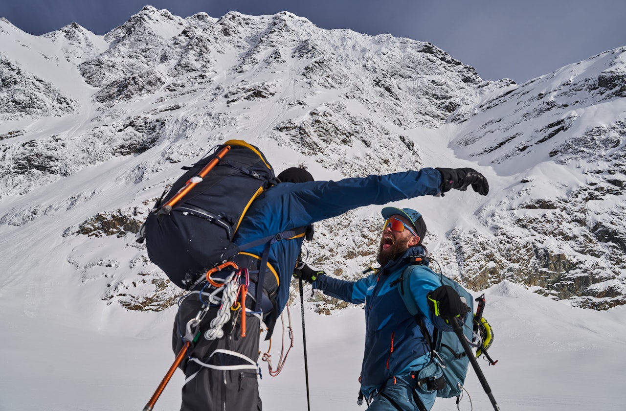 FEIRER: Krister Kopala og Finn K. Hovem feirer i bunnen av fjellet. Foto: Anders Vestergård FEIRER: Krister Kopala og Finn K. Hovem feirer i bunnen av fjellet. Foto: Anders Vestergård