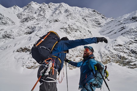 FEIRER: Krister Kopala og Finn K. Hovem feirer i bunnen av fjellet. Foto: Anders Vestergård FEIRER: Krister Kopala og Finn K. Hovem feirer i bunnen av fjellet. Foto: Anders Vestergård