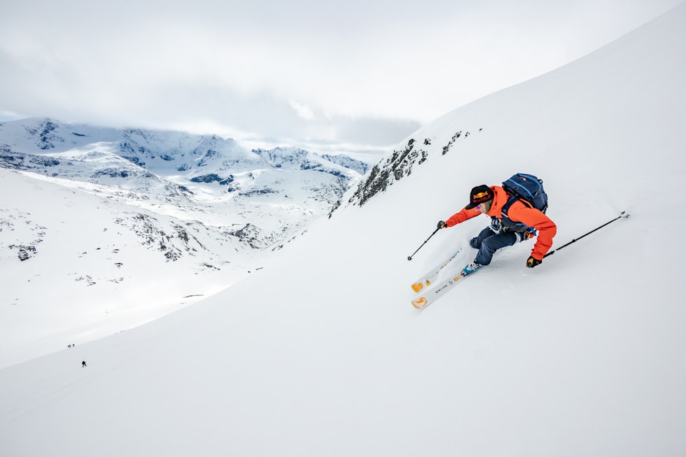 Proff: Chris Davenport vet hvordan han skal sette svingen foran kamera på vei ned fra Steindalsnosi i Jotunheimen. Foto: Brynjar Tvedt Chris Davenport.