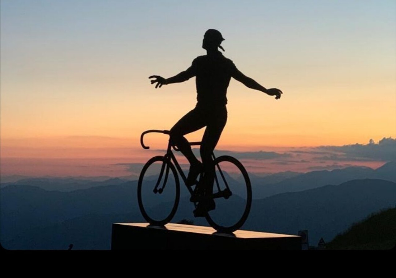 ENORM: Statuen av Marco Pantani ved Montecampione er seks meter høy. Den er likevel en av de mer ukjente. 