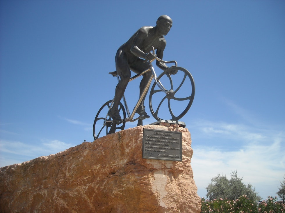 INN I HIMMELEN: Statuen av Marco Pantani ved kysten av hans hjemby, symboliserer en evig stigning inn i himmelen. Foto: Wikimedia Commons. 