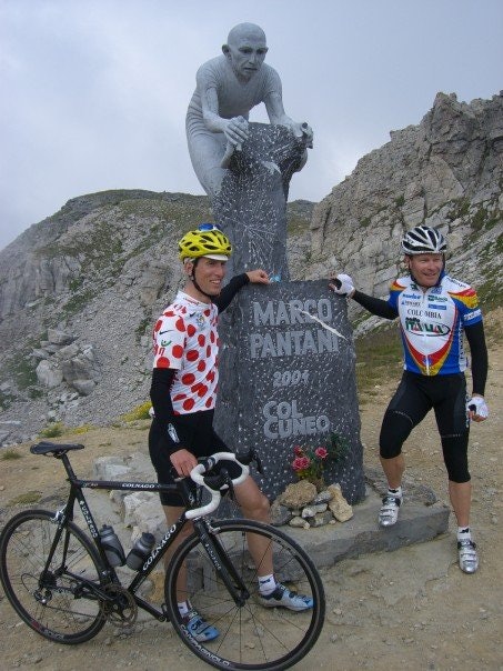 HØYT OPPE: På toppen av Colle Fauniera, 2511 meter over havet, møter Knut Borbe (t.v) og Idar Bækken statuen av Marco Pantani. Foto: Henrik Alpers. 