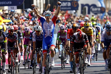 ETTERLENGTET SEIER: Arnaud Démare tok sin første WorldTour-seier på to år på dagens Giro d'Italia-etappe. Foto: Cor Vos