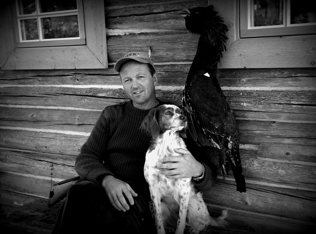 Naturfotograf og småviltjeger Terje Busk med jakthund og tiur