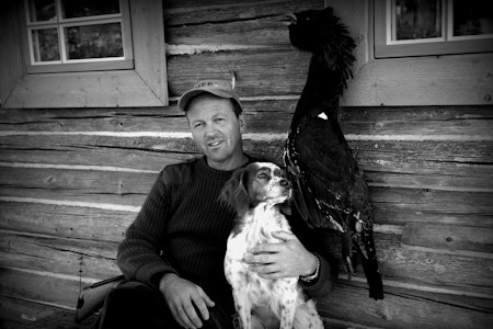 Naturfotograf og småviltjeger Terje Busk med jakthund og tiur