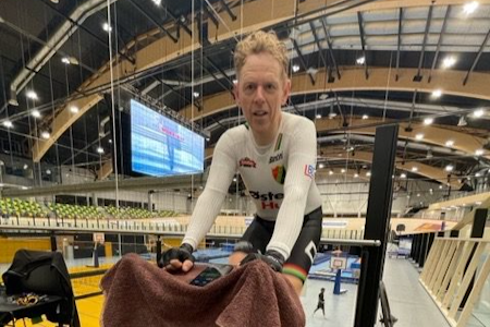 SEIG: Morten Forus har egenhendig stått for store deler av slitasjen på velodromen på Sola. Aller helst sykler han ute. Foto: Privat. 