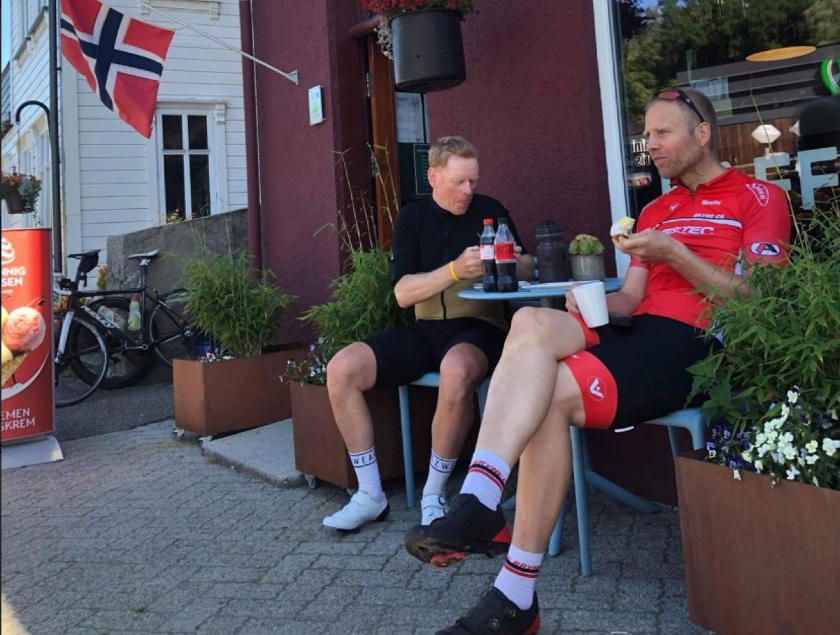 LANGTUR: Morten Forus (t.v) på langtur. Til et sted med mat. Og cola. Foto: Privat. 