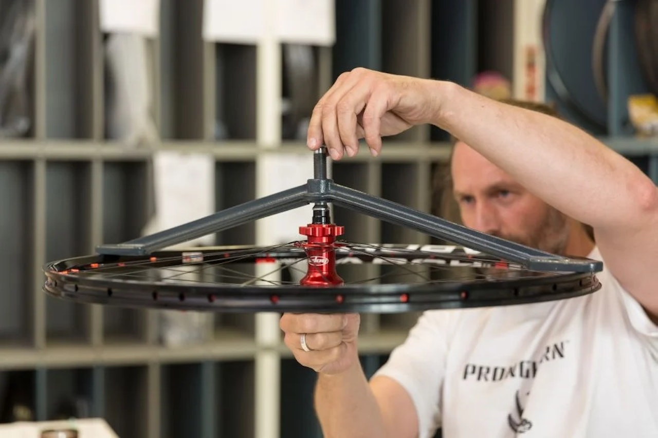 ER HÅNDLAGDE HJUL BEDRE? Dette er en av mange myter vi tar for oss i dag. Illustrasjonsfoto fra R2 Bike. ER HÅNDLAGDE HJUL BEDRE? Dette er en av mange myter vi tar for oss i dag. Illustrasjonsfoto fra R2 Bike.