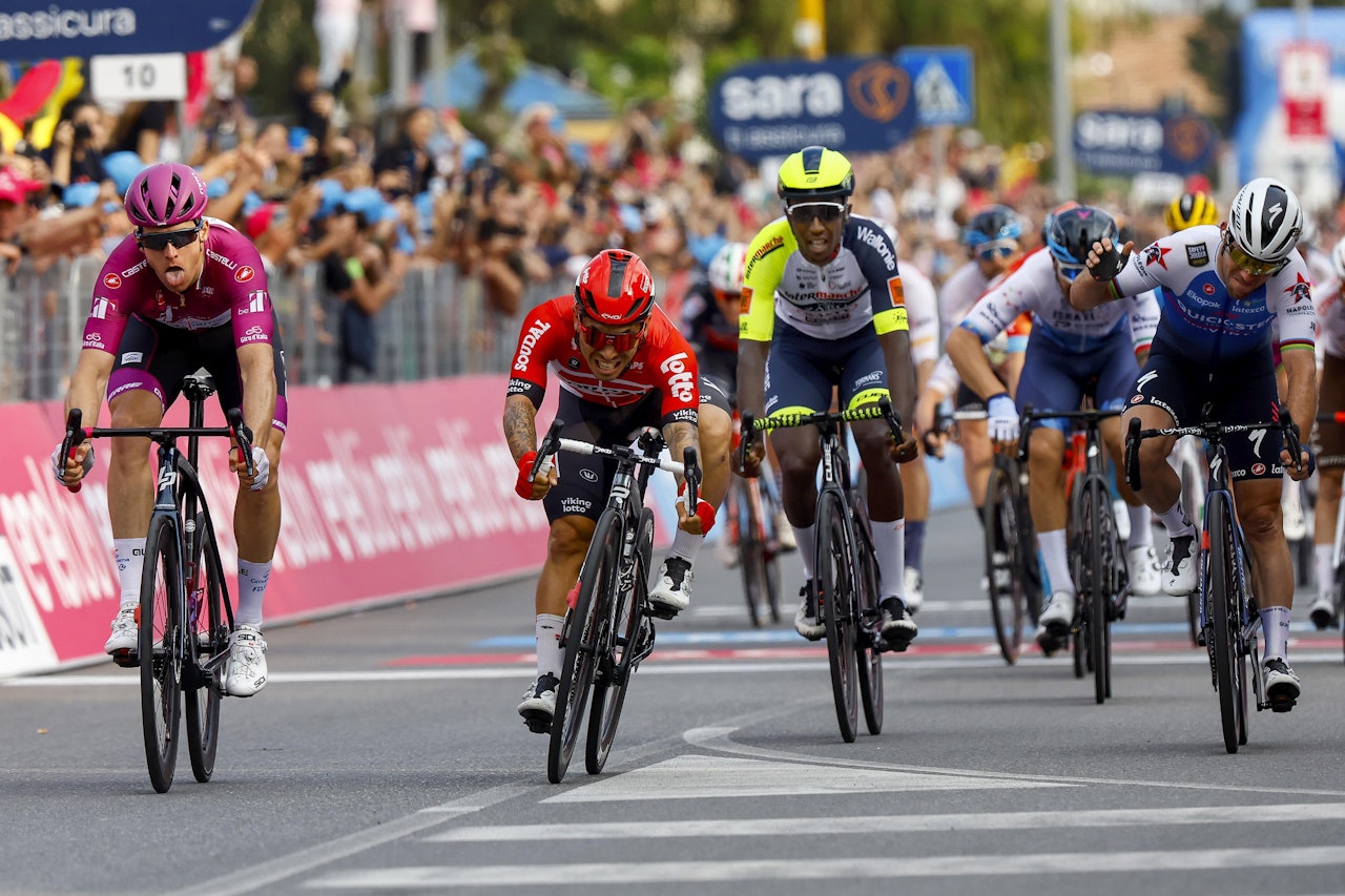 JEVNT: Det ble en fantastisk duell mellom tre av verdens beste spurtere på den sjette etappen av Giro d'Italia. Foto: Cor Vos JEVNT: Det ble en fantastisk duell mellom tre av verdens beste spurtere på den sjette etappen av Giro d'Italia. Foto: Cor Vos