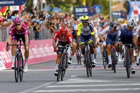 JEVNT: Det ble en fantastisk duell mellom tre av verdens beste spurtere på den sjette etappen av Giro d'Italia. Foto: Cor Vos