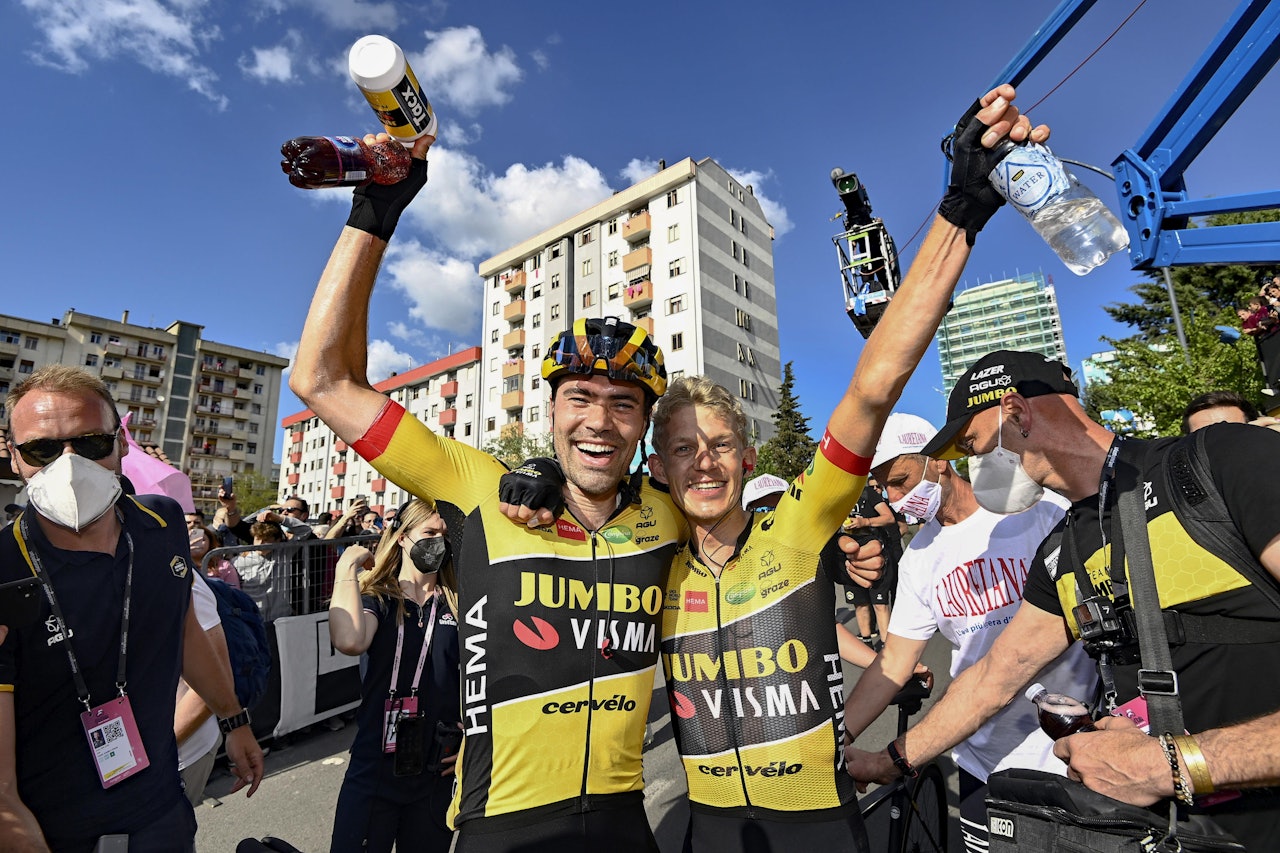 LAGSEIER: Tom Dumoulin og Koen Bouwman sikret Jumbo-Visma deres første etappeseier i årets Giro d'Italia. Foto: Cor Vos