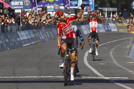 LAGSEIER: Godt hjulpet av lagkamerat Harm Vanhoucke, sikret Thomas De Gendt årets første etappeseier i Giro d'Italia for Lotto Soudal. Foto: Cor Vos LAGSEIER: Godt hjulpet av lagkamerat Harm Vanhoucke, sikret Thomas De Gendt årets første etappeseier i Giro d'Italia for Lotto Soudal. Foto: Cor Vos