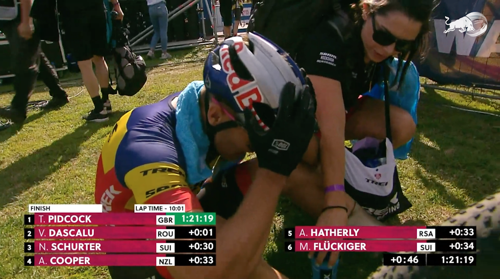 SÅ NÆR: Vlad Dascalu fortviler etter at seieren glapp på oppløpet i Nove Mesto. Foto: Skjermdump Red Bull TV SÅ NÆR: Vlad Dascalu fortviler etter at seieren glapp på oppløpet i Nove Mesto. Foto: Skjermdump Red Bull TV