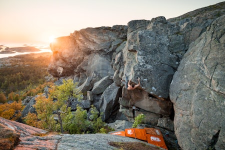 KNALLHARDT: Thilo Schröter og harde buldreprosjekter er tema i første episode av den nye og påkosta webserien Unfolding Lines in Flatanger. Foto: Marco Zanone KNALLHARDT: Thilo Schröter og harde buldreprosjekter er tema i første episode av den nye og påkosta webserien Unfolding Lines in Flatanger. Foto: Marco Zanone