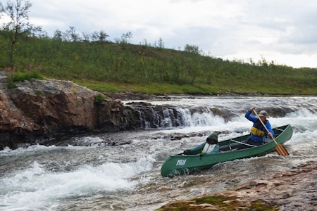 STRYK MEG: Det er flere korte, definerte stryk i Mázejohka som enkelt kan bæres eller lines forbi om ønskelig.  Foto: Eivind Høstmark Borge mazejohka