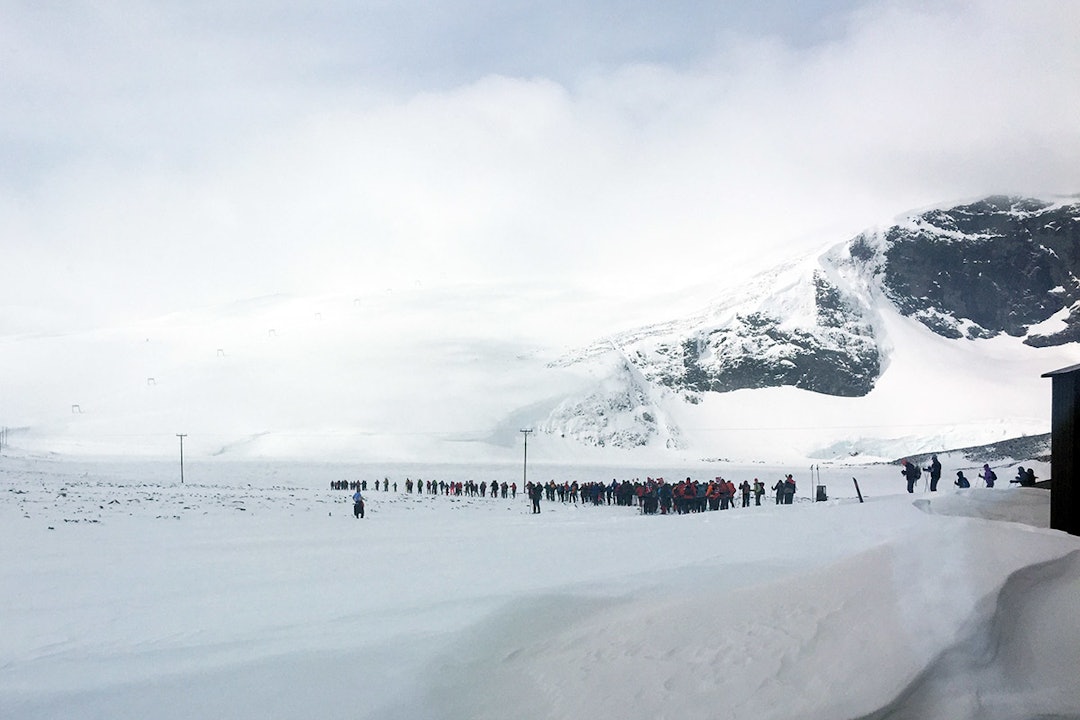 SKITOG: Her ser du 17.mai-skitoget fra et tidligere år på vei opp til Galdhøpiggen. Foto: Silje Stee Vole. skitog galdhøpiggen