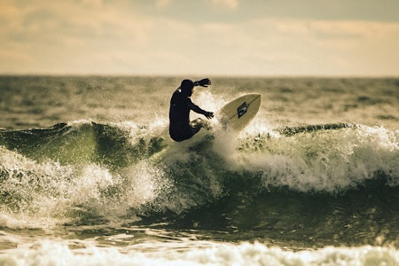 ETTERLENGTA: Andreas Møgster fikk seg en etterlengtet økt i fine forhold på Østlandets bølgespot nummer én: Saltstein. Foto: Jens Tybring surfer på Saltstein