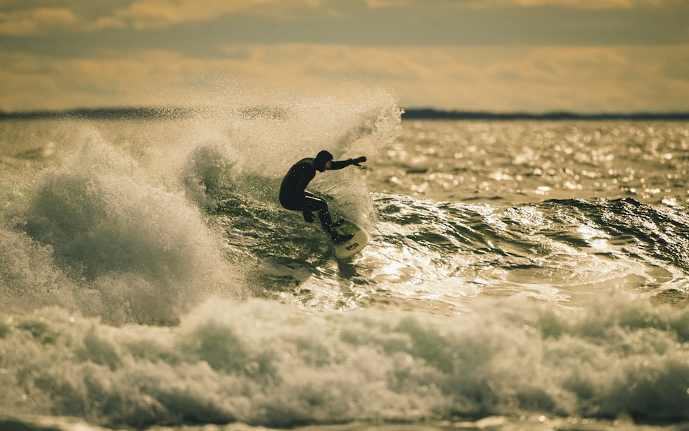 VENSTRE: : Goofysurfer Andreas Møgster liker seg stort sett best på left-en. Foto: Jens Tybring surfer på Saltstein