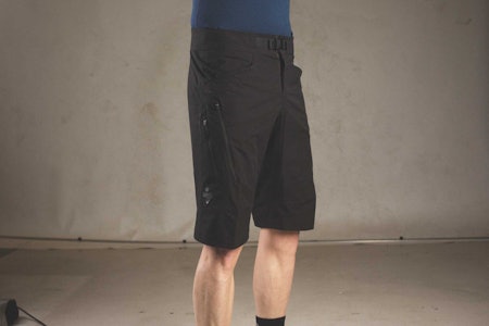 ALLSIDIG MODELL: Hunter-shortsen fra Sweet er passe baggy, og har en passe hyggelig prislapp. Foto: Kristoffer H. Kippernes.  sweet hunter sykkelshorts