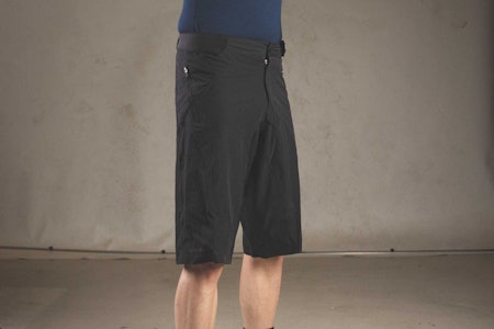 BILLIG: Shortsen fra Shimano er en av de rimeligste vi har testet. Foto: Kristoffer H. Kippernes.  shimano sykkelshorts