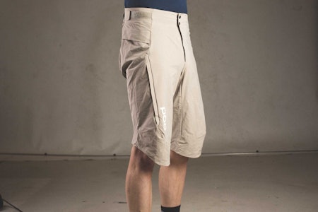 BAGGY: Den kan se litt rar ut når du står rett opp og ned, men på sykkelen føles shortsen fra POC bra. Foto: Kristoffer H. Kippernes.  poc sykkelshorts
