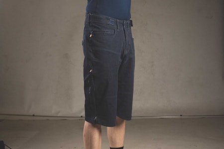 BAGGY: Er du livredd for tettsittende klesplagg, har du liten grunn til å bekymre deg med denne shortsen. Foto: Kristoffer H. Kippernes.  norrøna skibotn denim dongeri