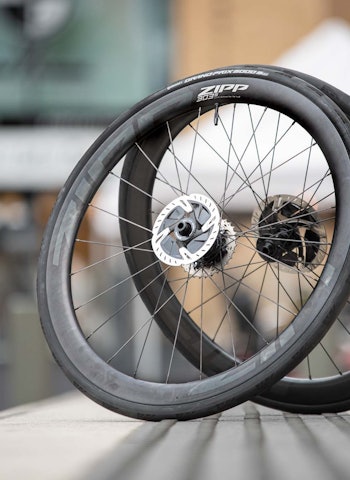 KARBONHJUL: Zipp 303s er et av mange eksempler på moderne karbonhjul som tåler en del juling, har lav luftmotstand og relativt lav vekt. Foto: Henrik Alpers Zipp 303s