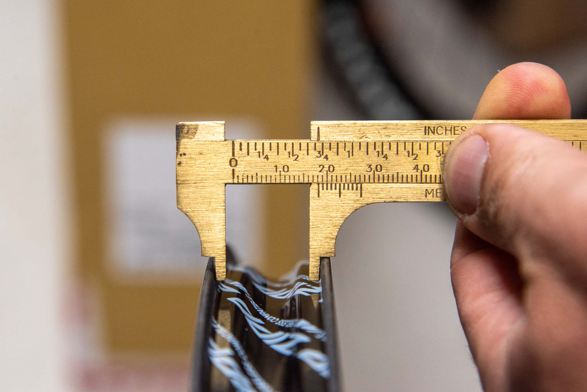 FETE OG RETTE: Felgene har hele 23 mm innvendig bredde, og er også hookless. Det gjør at du kan sykle med lavt dekktrykk og stort volum. Foto: Henrik Alpers. 