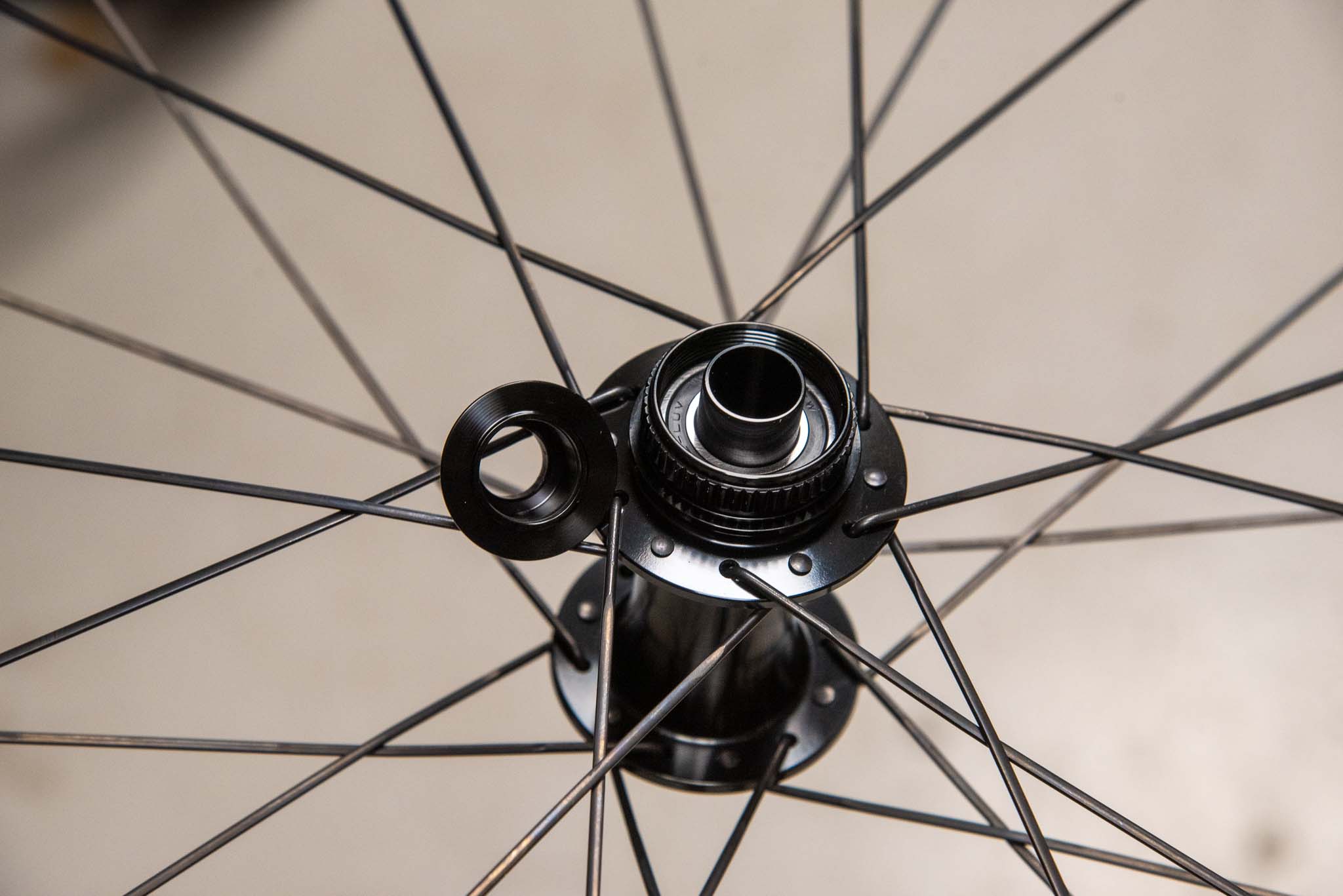 ALLSIDIGE: Behovet er kanskje ikke stort, men det skader ikke. Koppene (endehylsene) byttes med et håndgrep, slik at hjulene kan passe til sykler uansett hva slags aksling du måtte ha. Foto: Henrik Alpers. 