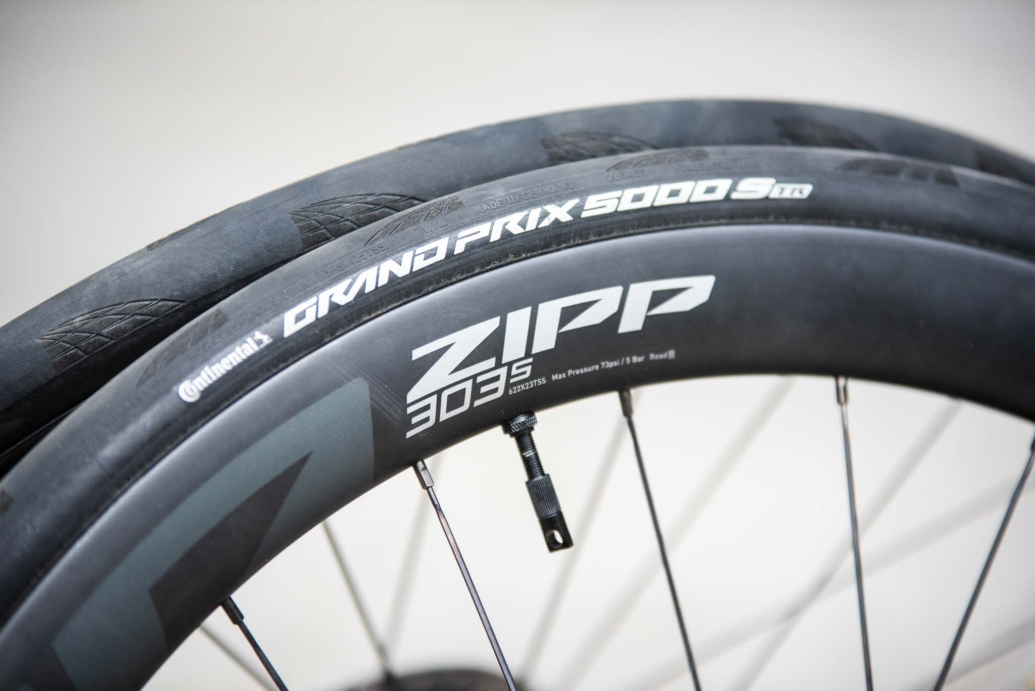 RETT PÅ PLASS: Referansedekket Continental GP5000s smetter på plass lett som bare det. Du trenger verken dekkspaker eller boost-pumpe for å få det til å sitte. 