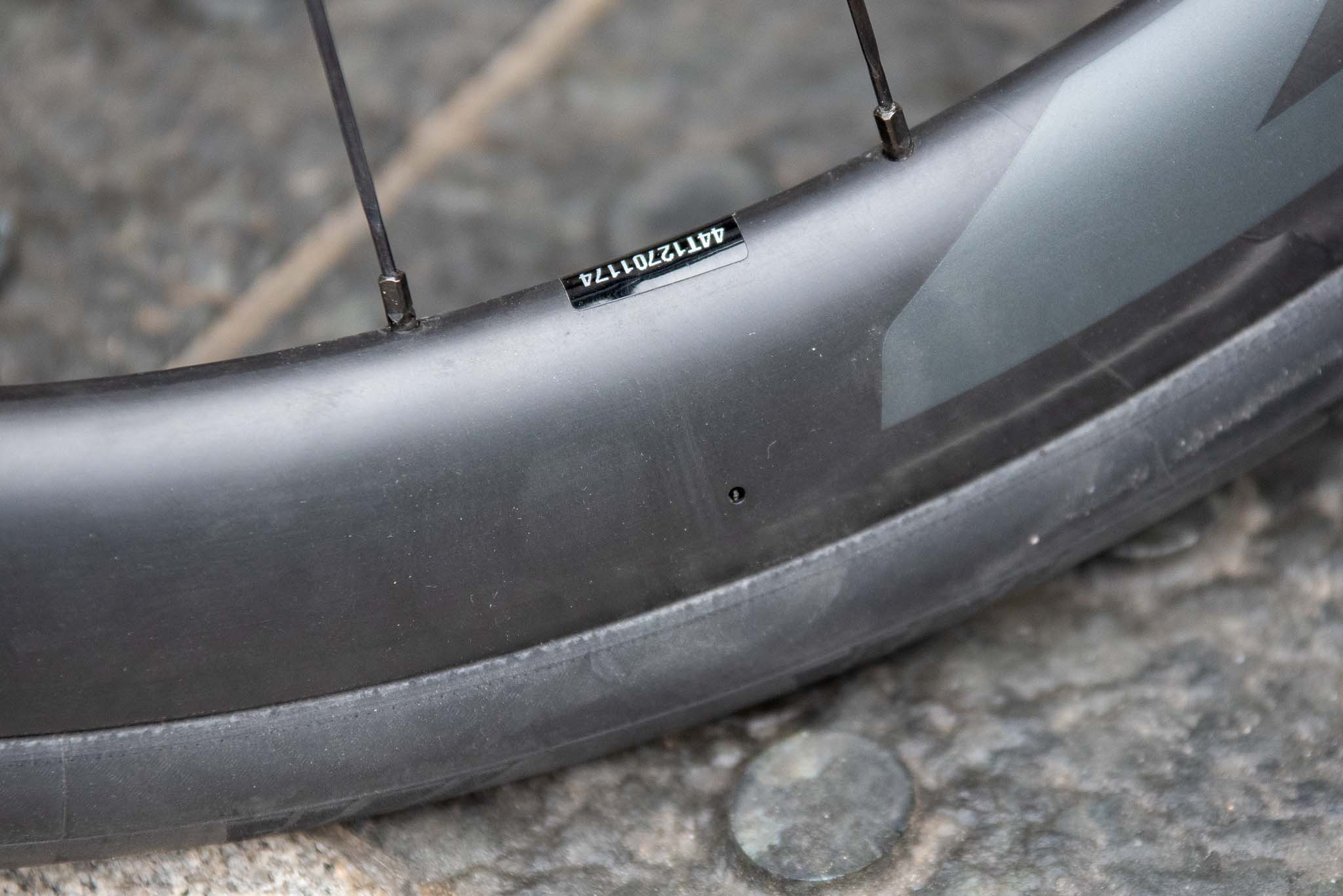 TØMME TANKEN: Hjulene har små dreneringshull, om du skulle få vann i felgen etter en tur i regnet. Den første utgaven hadde utrolig nok ikke dette! Foto: Henrik Alpers. 