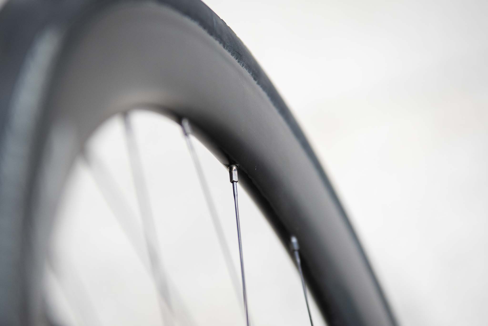 UMODERNE: Dagens dyrere karbonhjulsett har niplene inni felgen. Utenpåliggende nipler fungerer like fint - men er ikke like høyt ansett. Foto: Henrik Alpers. 