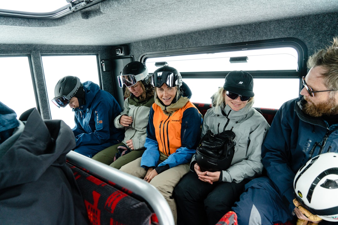 VARMER OPP TIL SOMMERSESONGEN: Et knippe av landets fremste ski og brettprofiler er samlet på Stryn for å kjøre catski. Foto: Christian Nerdrum