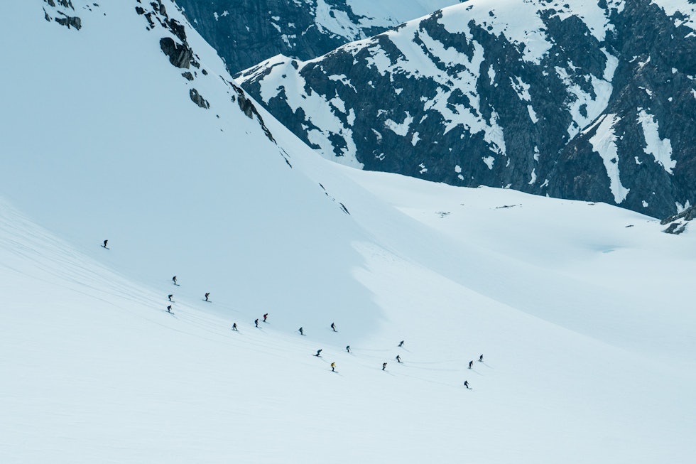 Det er fantastiske forhold på Stryn under «Tørst Catski Invitational». Her er gjengen på vei ned den smått legendariske «Lange baksiden». Foto: Christian Nerdrum. Det er fantastiske forhold på Stryn under «Tørst Catski Invitational». Her er gjengen på vei ned den smått legendariske «Lange baksiden». Foto: Christian Nerdrum.