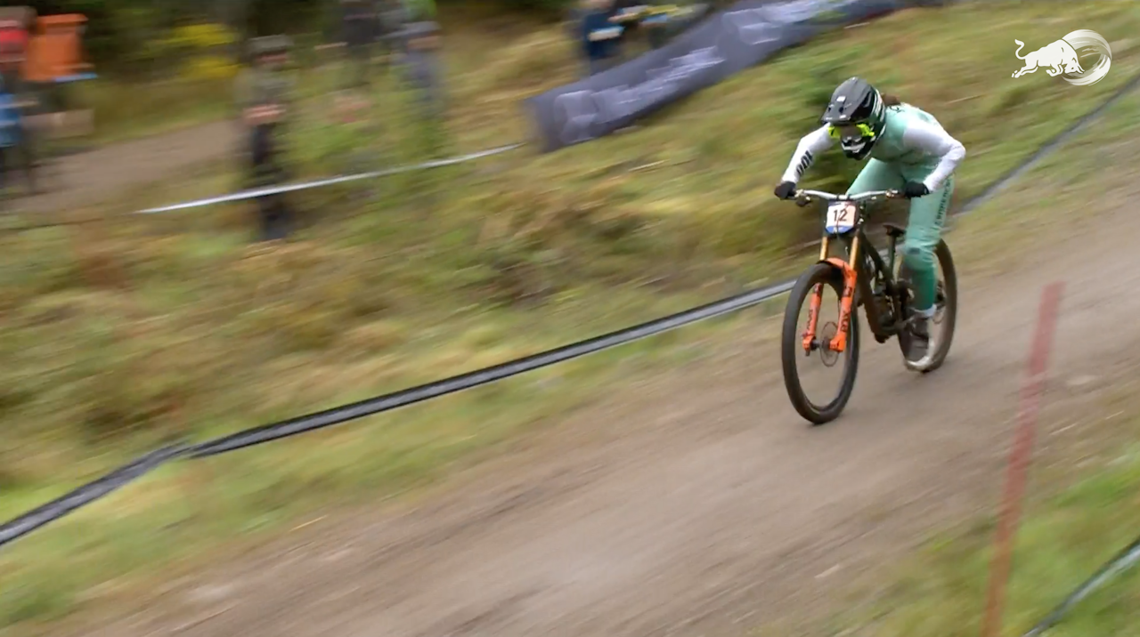 FORT WILLIAM: Mille Johnset i full fart på vei ned Fort William i verdenscupen søndag. Foto: Skjermdump/RedBull TV