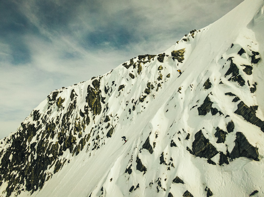 STRYNEBRATT: Øystein Aasheim med Jens Wessel halsende bak, ned en bratt renne på Stryn Sommerskisenter. Foto: Christian Nerdrum STRYNEBRATT: Øystein Aasheim med Jens Wessel halsende bak, ned en bratt renne på Stryn Sommerskisenter. Foto: Christian Nerdrum