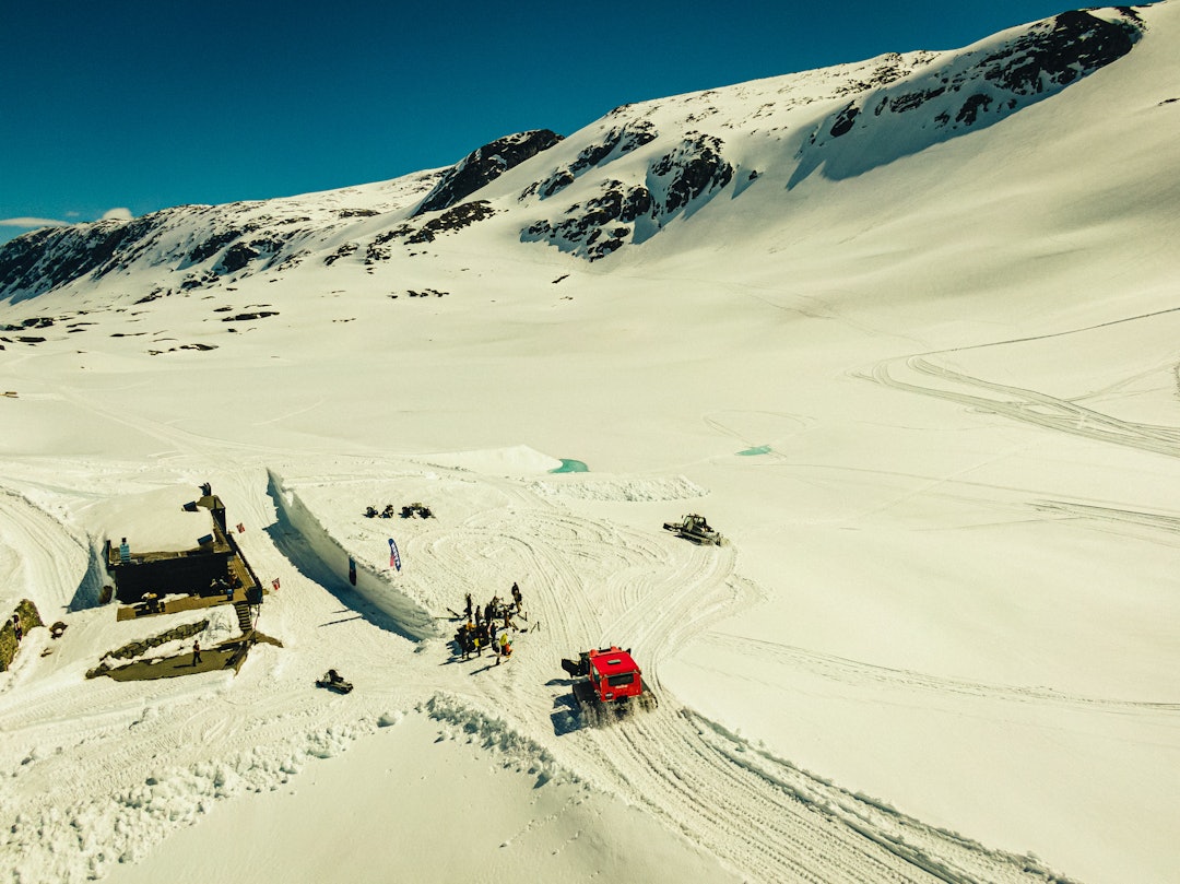 PASSE KLARE: En forventningsfull gjeng av ski- og brettprofiler venter på å blir kjørt til fjells av tråkkemaskinen . Foto: Christian Nerdrum