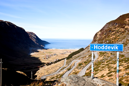 SURF: Hoddevika ligger idyllisk plassert nedenfor den ikoniske sikk-sakk-veien. Foto: Christian Nerdrum Hoddevik
