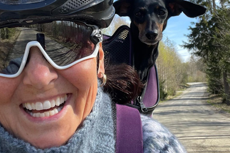 LUFTETUR: Bente Rossing og Chanel på vei til jobb. Gravel, selvsagt. Foto: Privat.  LUFTETUR: Bente Rossing og Chanel på vei til jobb. Gravel, selvsagt. Foto: Privat.