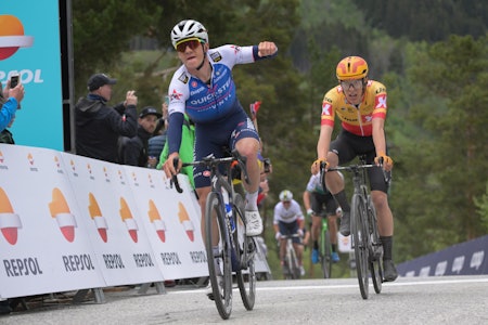 NÆR SEIER: Tobias Halland Johannessen like bak Remco Evenepoel. Foto: Cor Vos NÆR SEIER: Tobias Halland Johannessen like bak Remco Evenepoel. Foto: Cor Vos
