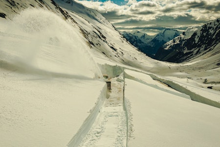 UNNA VEI: Brøyting av Gamle Strynefjellsveg. Foto: Christian Nerdrum UNNA VEI: Brøyting av Gamle Strynefjellsveg. Foto: Christian Nerdrum