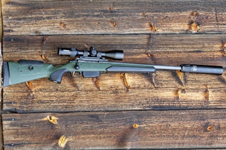 Tikka T3X rifle mot plankevegg