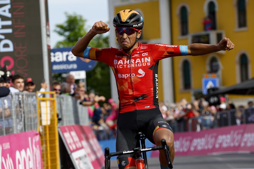 SEIER: Santiago Buitrago jubler for karrierens første Giro-etappeseier. Foto: Cor Vos