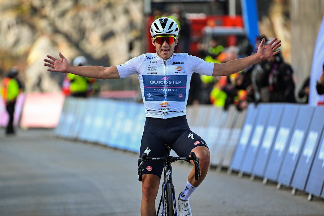 OVERLEGEN: Evenepoel feirer på Stavsro, hans andre av tre etappeseire underveis i rittet han også vant sammenlagt. Foto: Cor Vos