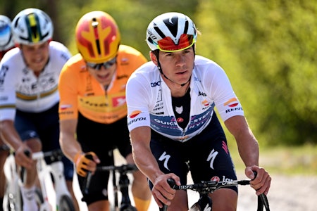 BET SEG FAST: Tobias Halland Johannessen klamret seg fast til bakhjulet til Remco Evenepoel så lenge han klarte. Foto: Cor Vos