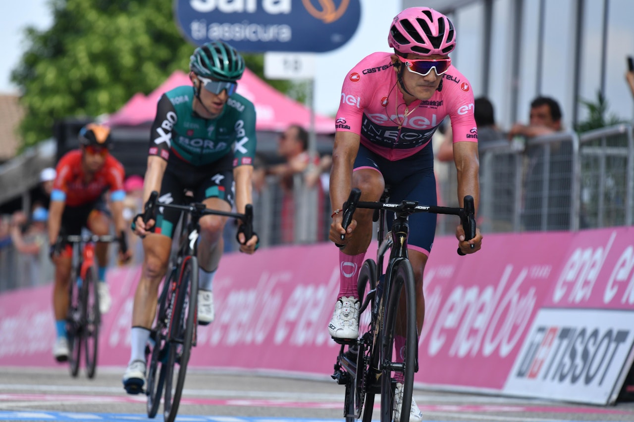 SPRAKK: Richard Carapaz fikk det blytungt i avslutningen på den 20. etappen av Giro d'Italia, på det som var en drømmedag for Jai Hindley (bak). Foto: Cor Vos