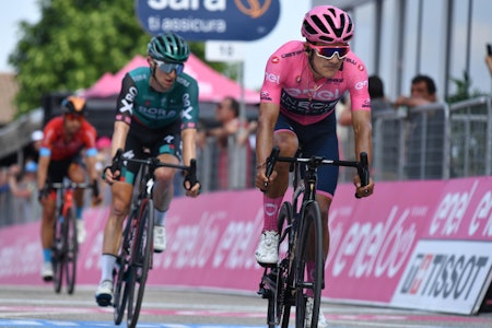 SPRAKK: Richard Carapaz fikk det blytungt i avslutningen på den 20. etappen av Giro d'Italia, på det som var en drømmedag for Jai Hindley (bak). Foto: Cor Vos SPRAKK: Richard Carapaz fikk det blytungt i avslutningen på den 20. etappen av Giro d'Italia, på det som var en drømmedag for Jai Hindley (bak). Foto: Cor Vos